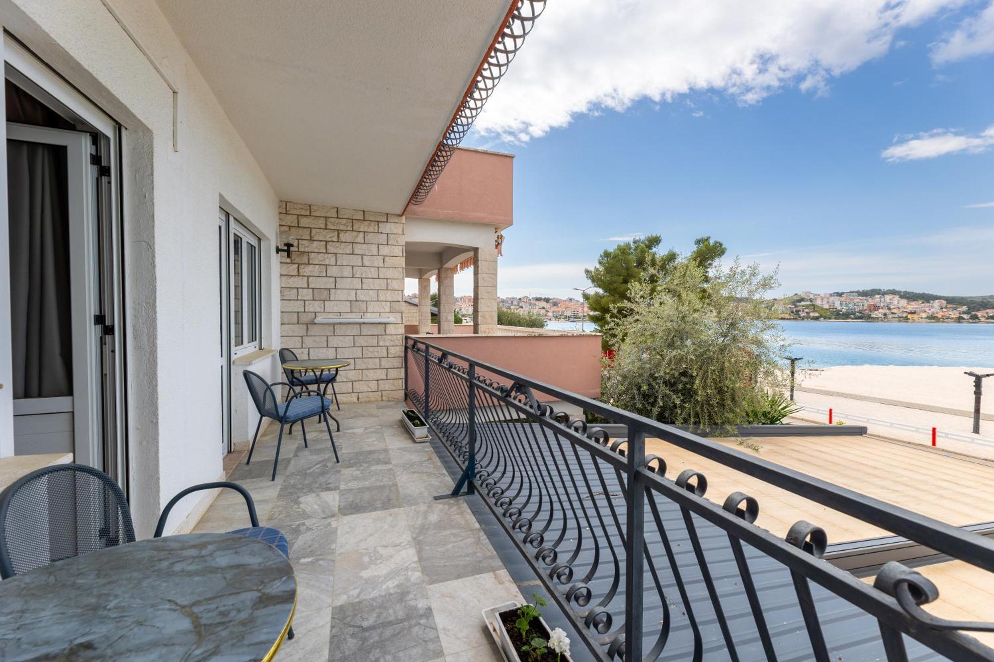 Villa Okruk-10 Meters Away From The Beach Okrug Gornji Dış mekan fotoğraf