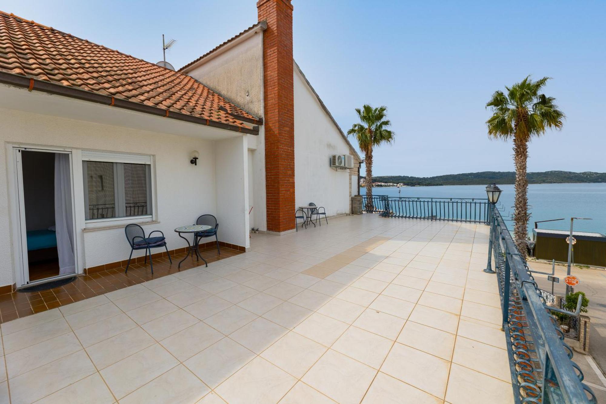 Villa Okruk-10 Meters Away From The Beach Okrug Gornji Dış mekan fotoğraf